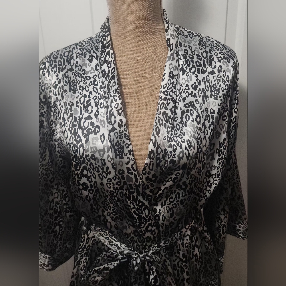 Ambrielle Leopard Print Robe With Tie Size Medium - image 4